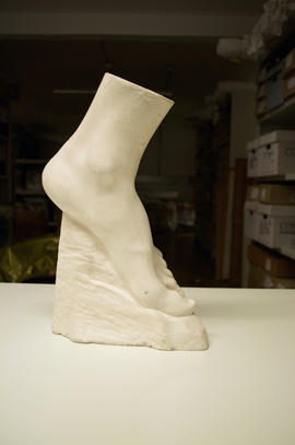 Left foot with raised heel (Version 2)