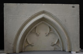 Plaster cast of upper section of pointed arch (Version 1)