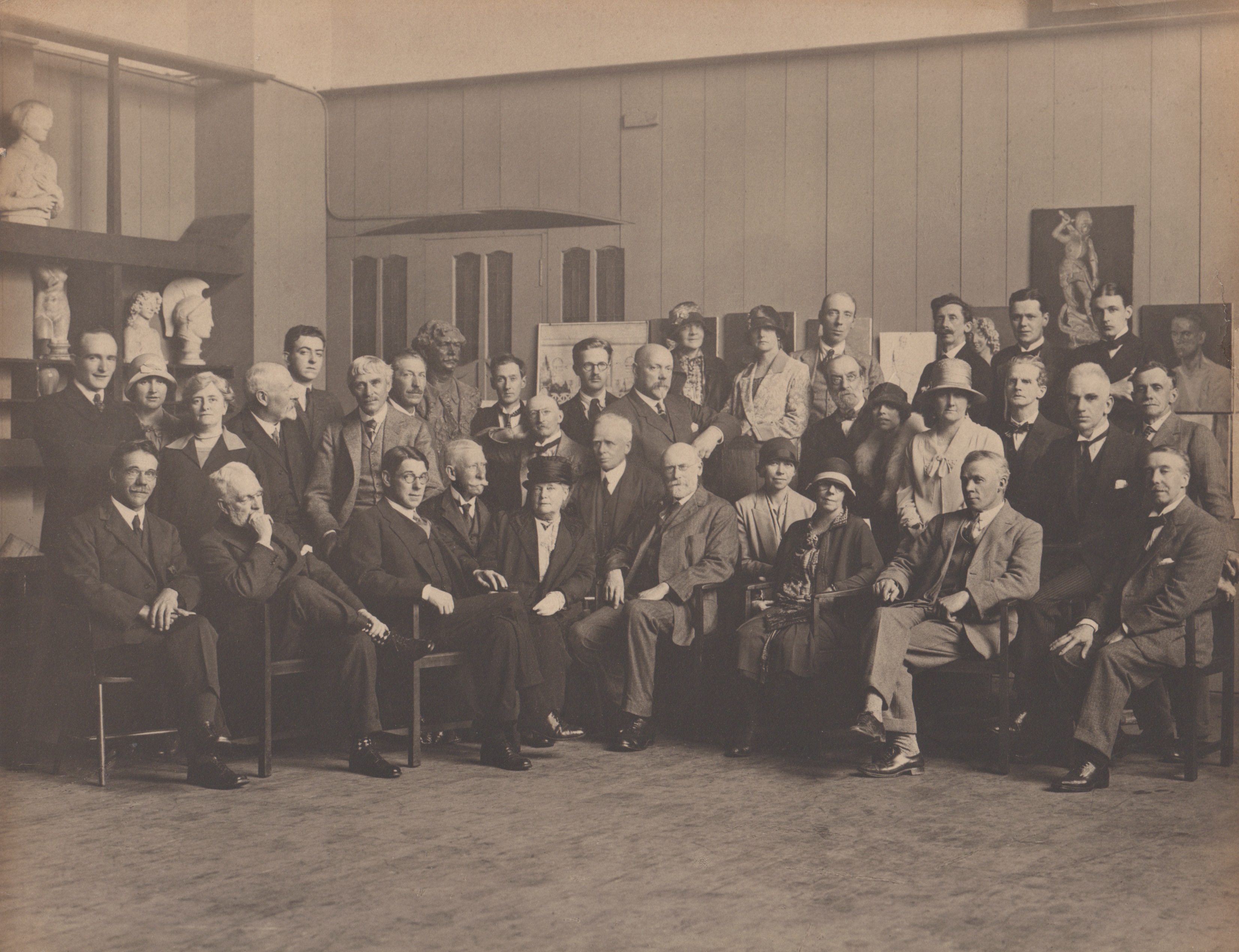 GSAA/P/1/1022 Georgina Goldie Killin (top row, 5th from the right), designer of the ceramic vase, with fellow GSA staff, c1920s