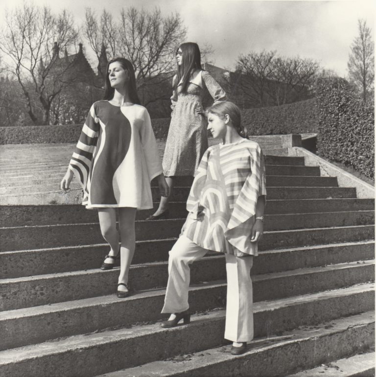 GSAA P/1/2413 Photograph of students modelling garments for a fashion shoot in Kelvingrove Park, 1960s