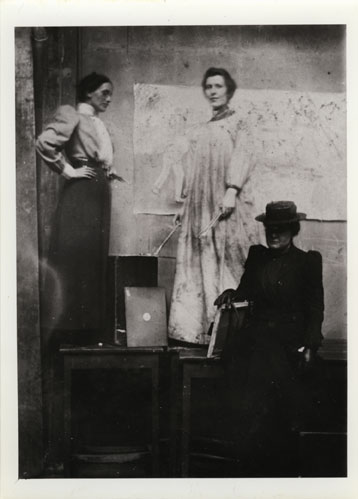 GSAA/P/1/624 - Ann Macbeth (far left) in a professional painting class in the GSA